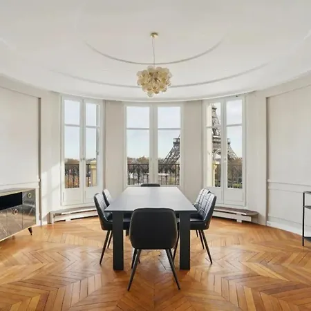View On Eiffel Tower Seine And Main Monuments Appartement Parijs