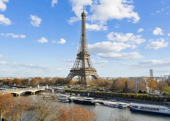 アパート View On Eiffel Tower Seine And Main Monuments パリ