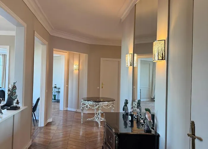 View On Eiffel Tower Seine And Main Monuments パリ