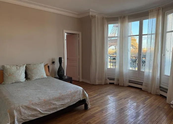 View On Eiffel Tower Seine And Main Monuments * París