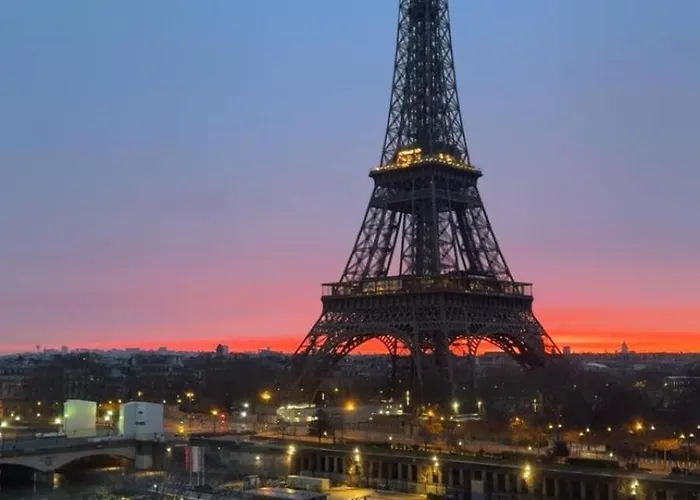 View On Eiffel Tower Seine And Main Monuments Apartamento *