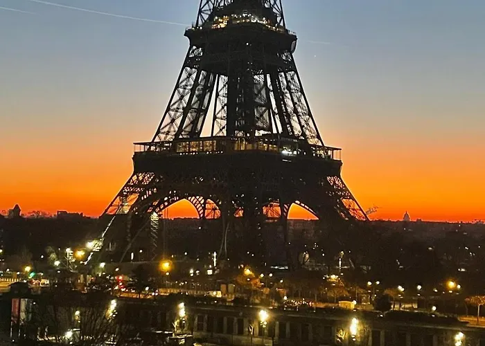 View On Eiffel Tower Seine And Main Monuments * פריז