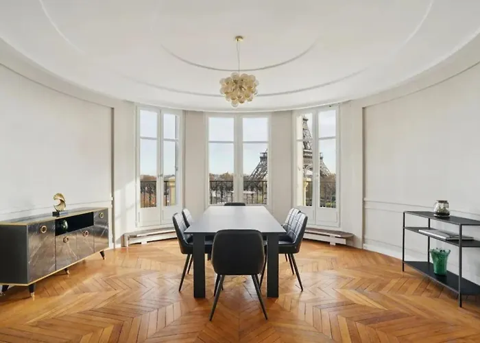 View On Eiffel Tower Seine And Main Monuments Appartement Parijs