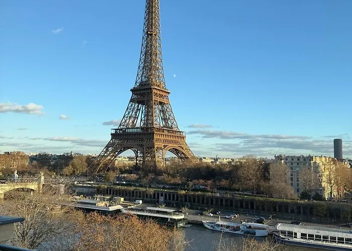 View On Eiffel Tower Seine And Main Monuments * París
