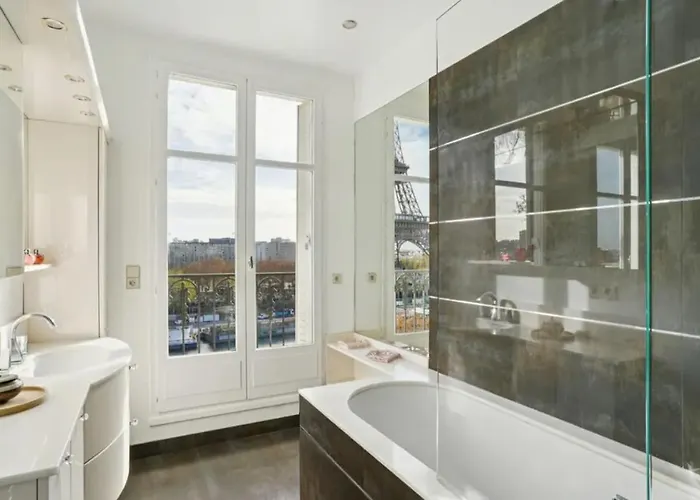 Apartment View On Eiffel Tower Seine&main Monuments *